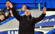 Mourinho dùng ám hiệu kỳ quặc trên sân Etihad