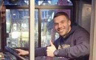 Chán bóng đá, Podolski chuyển nghề làm... tài xế xe buýt