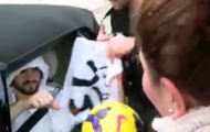 Video: Fan nữ Real gào thét xin chữ kí của Isco