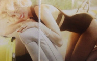 Miley Cyrus táo bạo khoe ngực trần