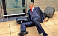 HLV Wenger trượt ngã, giấc mơ vô địch của Arsenal tan tành