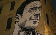 'Fan cuồng' vẽ tranh tường Francesco Totti cao tới 18m