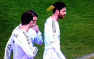 Ronaldo lĩnh trọn cú ném bật lửa từ CĐV Atletico