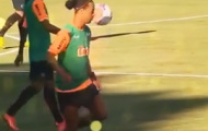 Video: Ronaldinho biểu diễn kĩ thuật hất bóng bằng gót