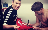 Gerrard được đồng đội cũ Riise xin chữ kí