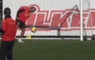 Video: Didier Drogba trổ tài trong khung gỗ