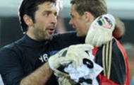 Video: Tổng hợp những khoảnh khắc cứu thua ấn tượng nhất của Gianluigi Buffon vs Manuel Neuer