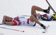 Mặc quần đùi thi trượt tuyết vì nóng