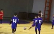 Video: U8 phối hợp đá phạt tinh quái hơn cả người lớn