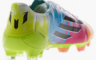 Messi mang “súng” mới sặc sỡ đến Etihad