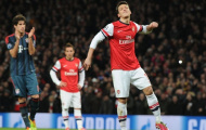 Oezil lạc lõng trong đội hình Arsenal