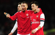 Podolski bảo vệ Oezil sau quả 11m hỏng