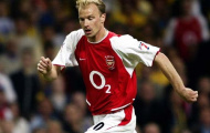 Wenger dùng tượng đài Dennis Bergkamp để bảo vệ Oezil