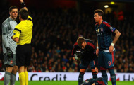 Vì sao Wenger phải thưởng cho “tội đồ” Szczesny?