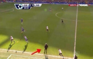 Giận sôi tiết, Mourinho nhảy bổ vào đường pitch