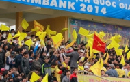 CĐV Thanh Hóa trèo lên mái nhà, bầu Đệ hứa cải tạo sân