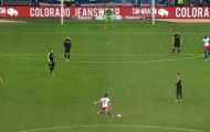 Cầu thủ Hamburg ấn định thảm bại của Dortmund với cú sút phạt không tưởng