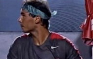 Video: Hot girl siêu vòng 1 'làm khó' Nadal