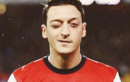 Mesut Oezil lại bị fan hâm mộ bêu riếu
