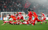 Olympiakos thách thức 'quỷ đỏ'
