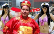 Táo Chí Trung mang gái đẹp váy ngắn tới sân Hàng Đẫy
