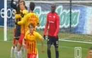 Video: Siêu hài, thủ môn bị đuổi khỏi sân vì ăn mừng quá khích