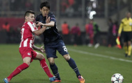 Video: Shinji Kagawa bị đồng đội cô lập trong trận thua Olympicos