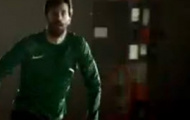 Video: Ruud van Nistelrooy trình diễn kỹ năng ghi bàn siêu đẳng trong bóng tối