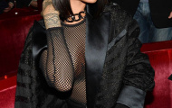 Rihanna khoe da thịt với áo lưới xuyên thấu