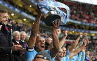 Video: Kompany làm hỏng cúp, Nasri mặt ngẩn tò te