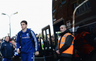 Oscar đi bộ về nhà sau trận thắng Fulham