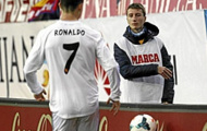 Video: Ronaldo bị cậu bé nhặt bóng chơi 'khăm'