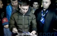 Video: Lionel Messi kí tên mỏi tay khi đến Rumani đá giao hữu