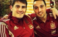 Video: Santi Cazorla biến Iker Casillas thành trò hề