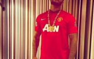 Vô tư diện áo M.U, Liverpool, rapper nổi tiếng bị ăn “gạch”