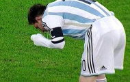 Messi lại nôn khan ngay trên sân
