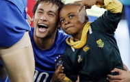 Video: Neymar bế fan nhí vào sân chụp ảnh