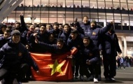 Cầu thủ U19 mang cờ Việt Nam tới sân Wembley