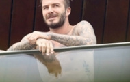 Becks cởi trần khoe hình xăm trên ban công
