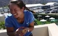 Video: Sharapova, Azarenka trổ tài ném bóng nước