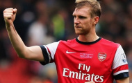 Mertesacker cảm động dù bị ví với chó cún