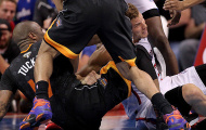 Sao NBA 'choảng' nhau ngay trên sân