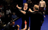 Con bị hạ knock-out, mẹ võ sỹ MMA mắng xối xả trọng tài