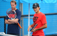 Thi đấu thăng hoa, Federer gia hạn hợp đồng với Edberg