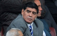 Maradona bảnh bao dự khán trận đại bại của Man United
