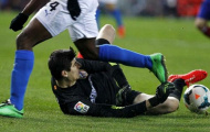 Thủ môn Courtois suýt nữa ‘dính đòn’ giống Petr Cech