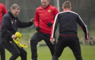 Bị chỉ trích, David Moyes ra sân tập luyện cùng M.U