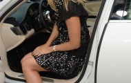 Sharapova chân dài gợi cảm bên xe sang