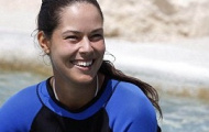 Video: Ivanovic, Fognini vui đùa với cá heo