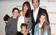 Vợ Kewell vừa nuôi con vừa chăm mẹ